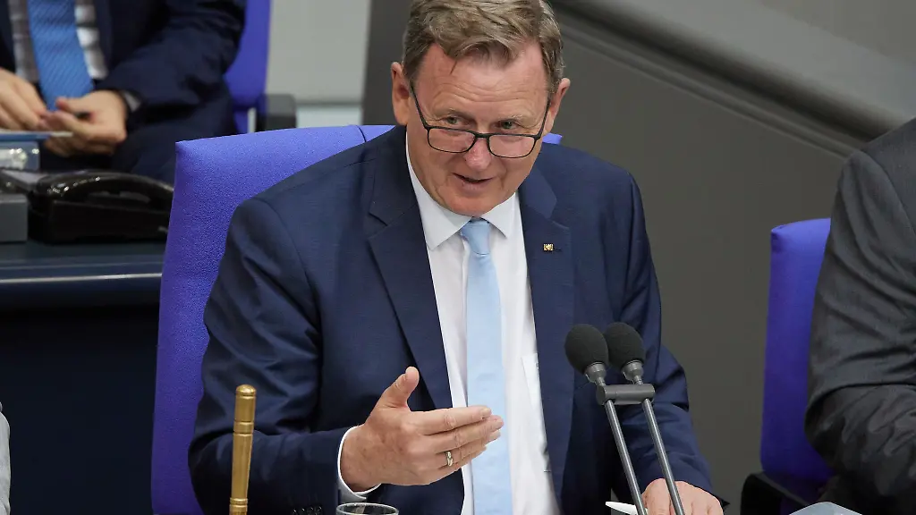 Thueringens-Ex-Ministerpraesident-und-Vize-Bundestagspraesident-Bodo-Ramelow-Linke-ruft-mit-drei-weiteren-bekannten-Thueringer-Abgeordneten-zu-einem-Demokratiefest-in-Erfurt-auf-Anlass-ist-ein-Bundesparteitag-der-AfD-in-der-Thueringer-Landeshauptstadt