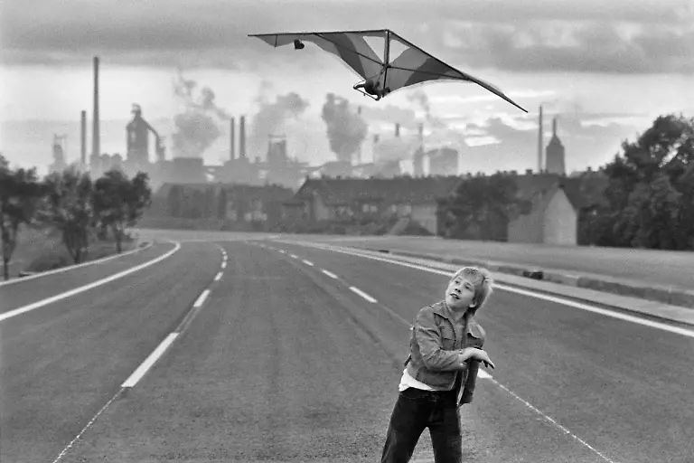 NUR-FUeR-AUSSTELLUNG-1979-BRD-0312-30-Autobahn42-vor-der-Freigabe-im-Hintergrund-die-August-Thyssen-Huette-Duisburg-Bruckhausen-Nordrhein-Westfalen-BRD-1979-DigitaleDunkelkammer2012www-tompflaum