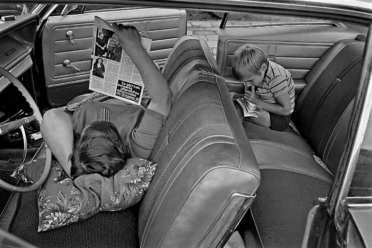 NUR-FUeR-AUSSTELLUNG-1971-Autorast-A3-Siegburg-Ost-Mutter-Sohn-lesend-BRD-1971