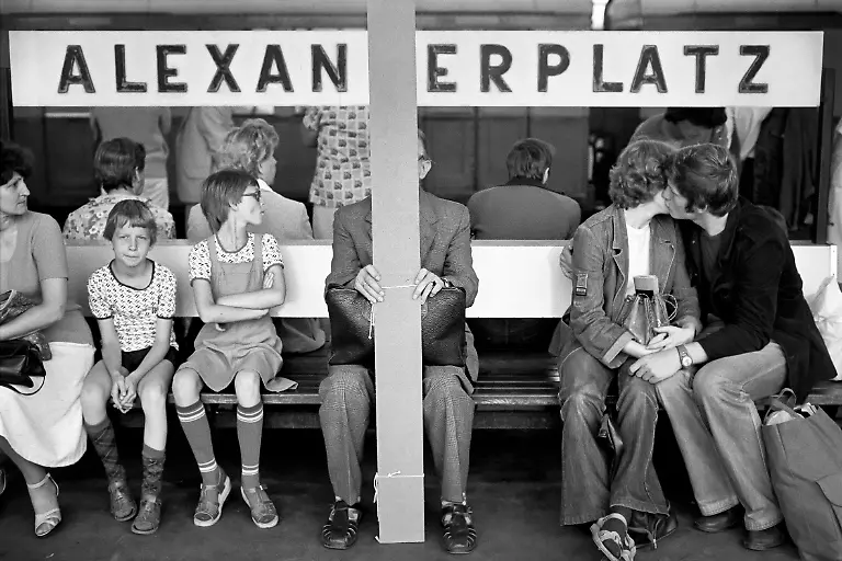 NUR-FUeR-AUSSTELLUNG-1980-DDR-0470-09-RMD-S-Bahnsteig-Alexanderplatz-Berlin-Mitte-DDR-1980-DigitaleDunkelkammer2012www-tompflaum