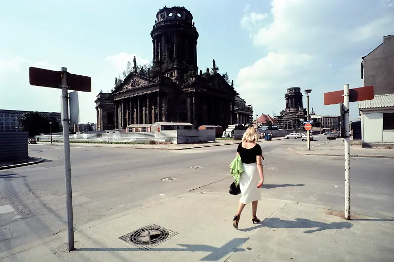 9_Rudi Meisel, Platz der Akademie (nach 1990 Gendarmenmarkt), Berlin-Mitte, DDR, 1980, copyright Rudi Meisel, courtesy Galerie Bene Taschen