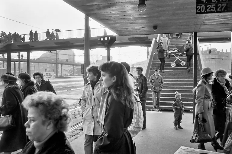 NUR-FUeR-AUSSTELLUNG-1984-DDR-0105-13-RMD-Strassenbahnhaltestelle-Troendlinring-Friedrich-Engels-Platz-Leipzig-DDR-1984-DigitaleDunkelkammer2012www-tompflaum