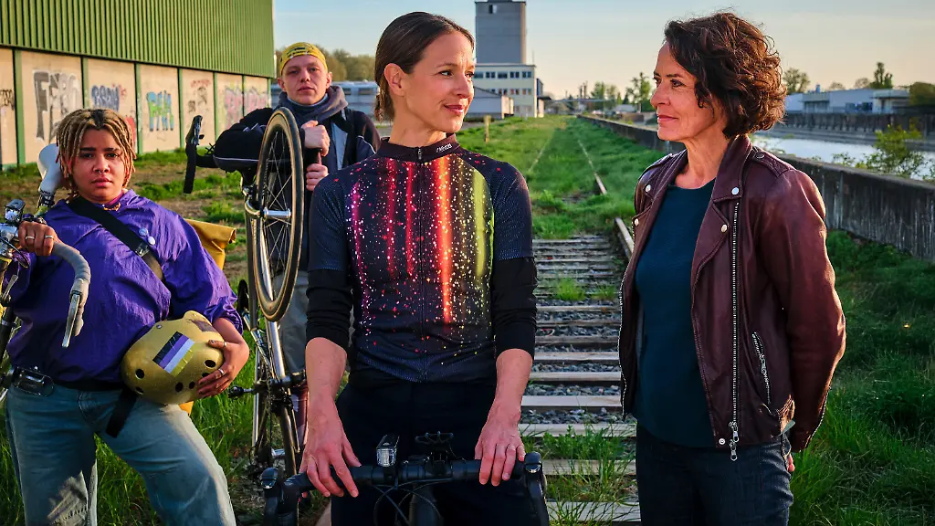 ARD-SWR-TATORT-SASHIMI-SPEZIAL-Fernsehfilm-Deutschland-2026-am-Sonntag-01-03-26-um-20-15-Uhr-im-ERSTEN-Gutes-Team-Johanna-Stern-Lisa-Bitter-die-undercover-ermittelt-und-Lena-Odenthal-Ulrike-Folkerts-die-sie-unterstuetzt-waehrend-sie-mit-Velopunks-wie-Lissi-Rabea-Luethi-und-Eddi-Leonard-Kunz-arbeitet-SWR-Benoit-Linder-honorarfrei-Verwendung-gemaess-der-AGB-im-engen-inhaltlichen-redaktionellen-Zusammenhang-mit-genannter-SWR-Sendung-und-bei-Nennung-Bild-SWR-Benoit-Linder-S2-SWR-Presse-Bildkommunikation-Baden-Baden-Tel-07221-929-22202-foto-swr