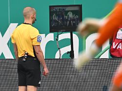 Zeitspiel, Ecken, Bundesliga: Viel kritisierter VAR spielt Hauptrolle bei der Regel-Revolution