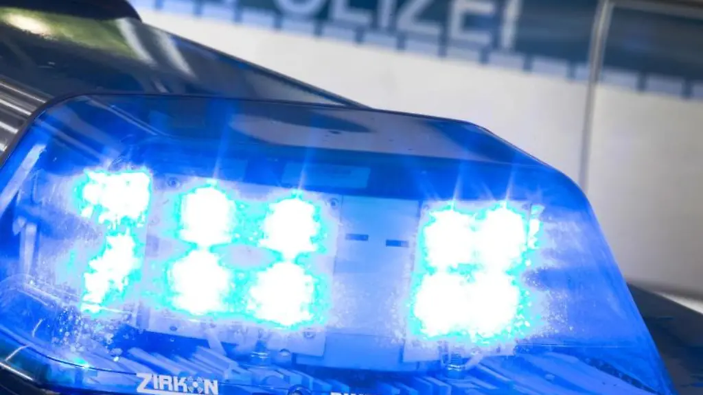 Ein-Blaulicht-leuchtet-auf-dem-Dach-eines-Polizeiwagens