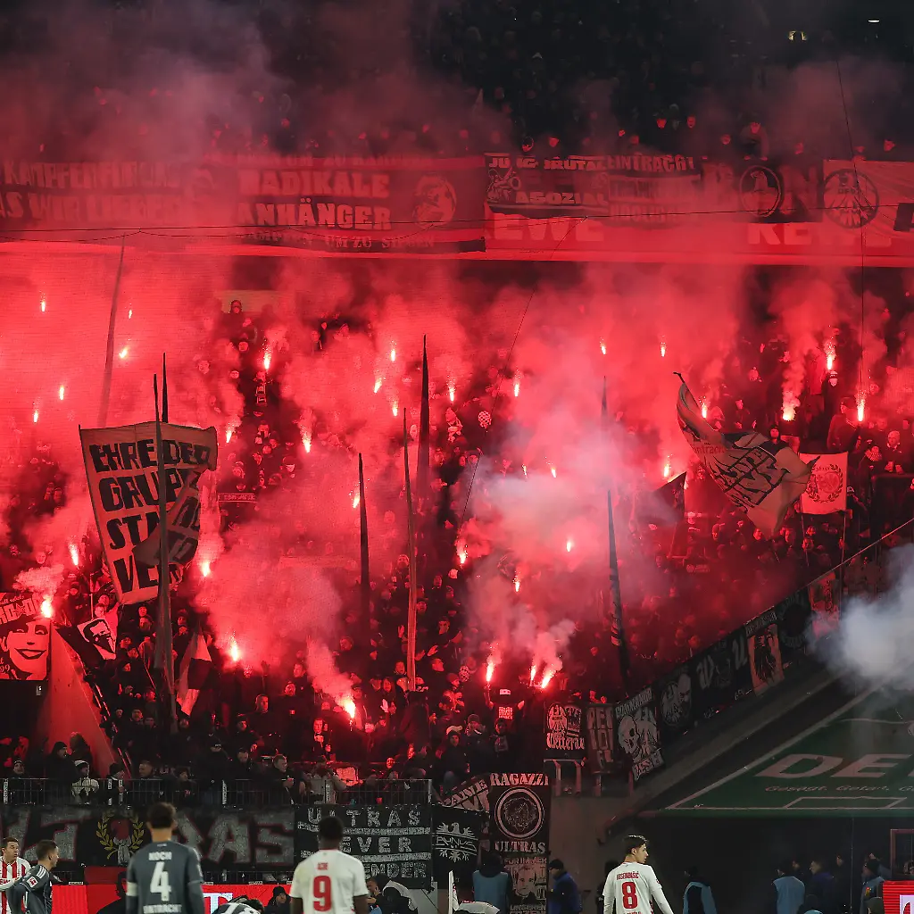 1-Bundesliga-25-26-1-FC-Koeln-Eintracht-Frankfurt-am-22-11