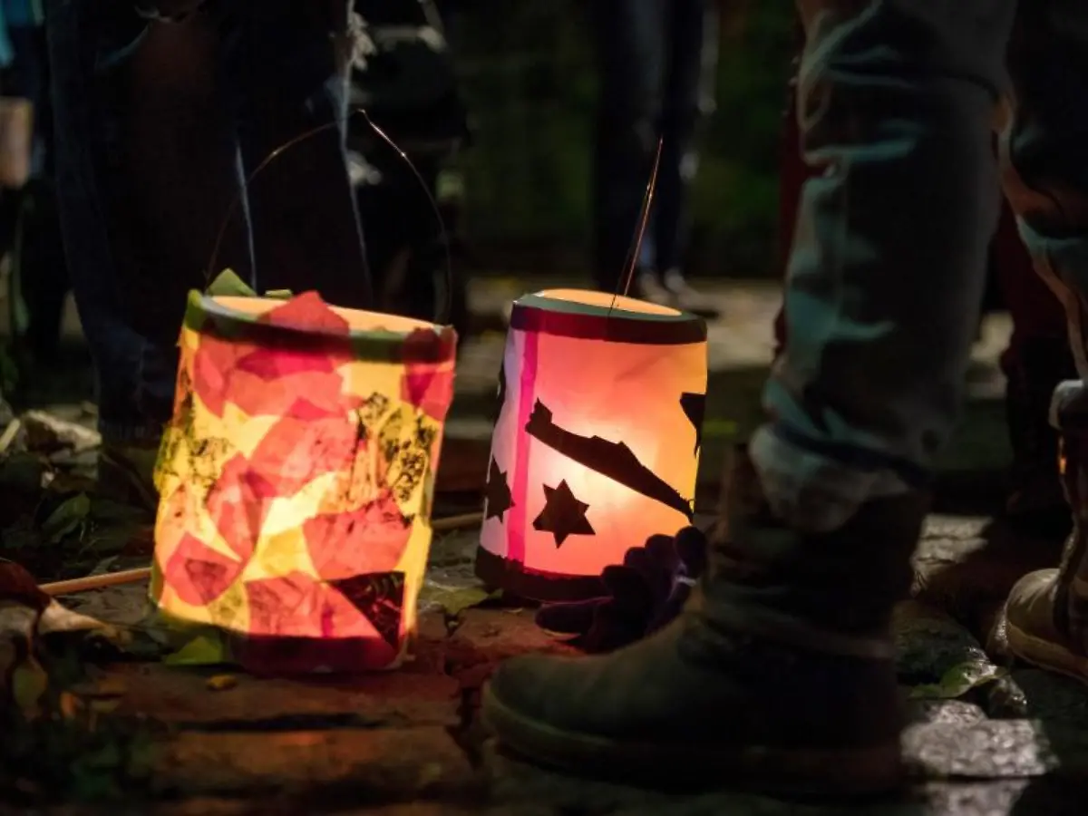 Laternen-stehen-waehrend-eines-Martinsumzug-auf-dem-Boden