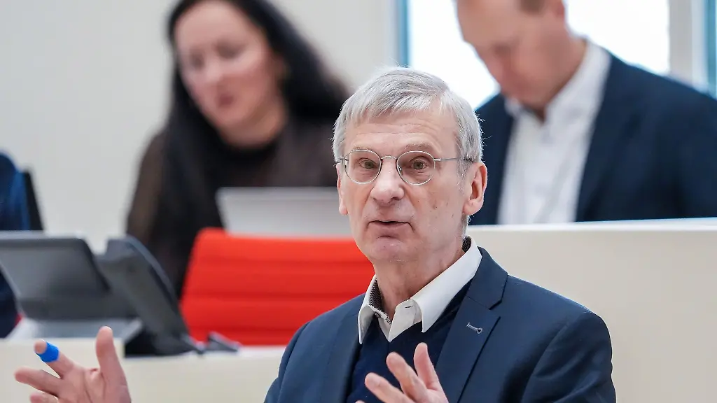 Die-AfD-im-Landtag-von-Brandenburg-will-einen-Untersuchungsausschuss-der-sich-mit-den-Umstaenden-und-Kosten-der-Fluechtlingsunterbringung-im-Landkreis-Ostprignitz-Ruppin-gefasst