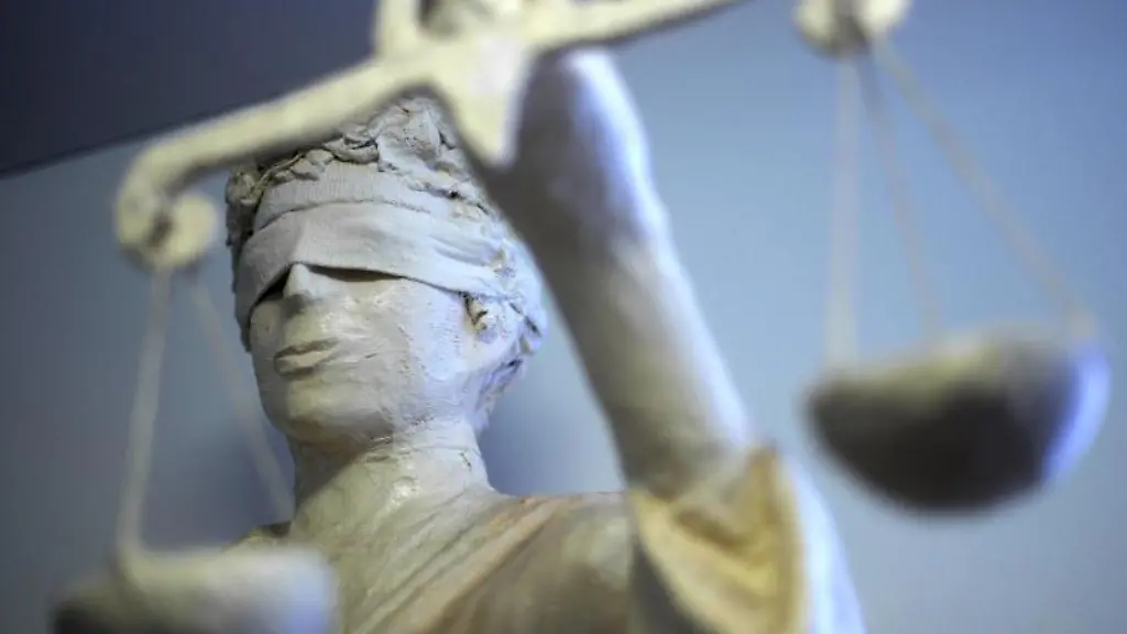 Eine-Statue-der-Justitia-haelt-die-Waage