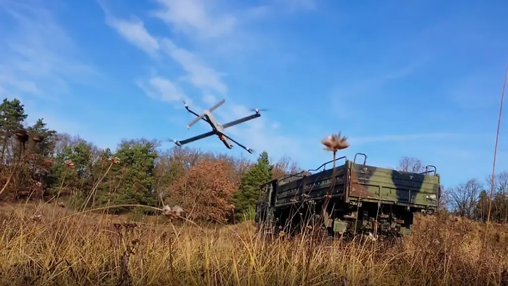 Die-von-der-Bundeswehr-veroeffentlichte-Aufnahme-zeigt-Loitering-Munition-des-Herstellers-Stark-kurz-vor-dem-Auftreffen-auf-ein-Zielfahrzeug-auf-dem-Truppenuebungsplatz-Altmark-bei-Hillersleben