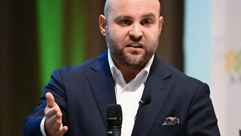 AfD-Spitzenkandidat-Markus-Frohnmaier-hat-in-der-Wahlarena-gegen-seine-Konkurrenten-ausgeteilt