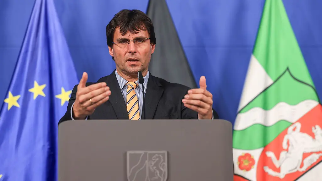 Finanzminister-Marcus-Optendrenk-CDU-nennt-das-Rechenzentrum-das-digitale-Rueckgrat-der-Finanzverwaltung