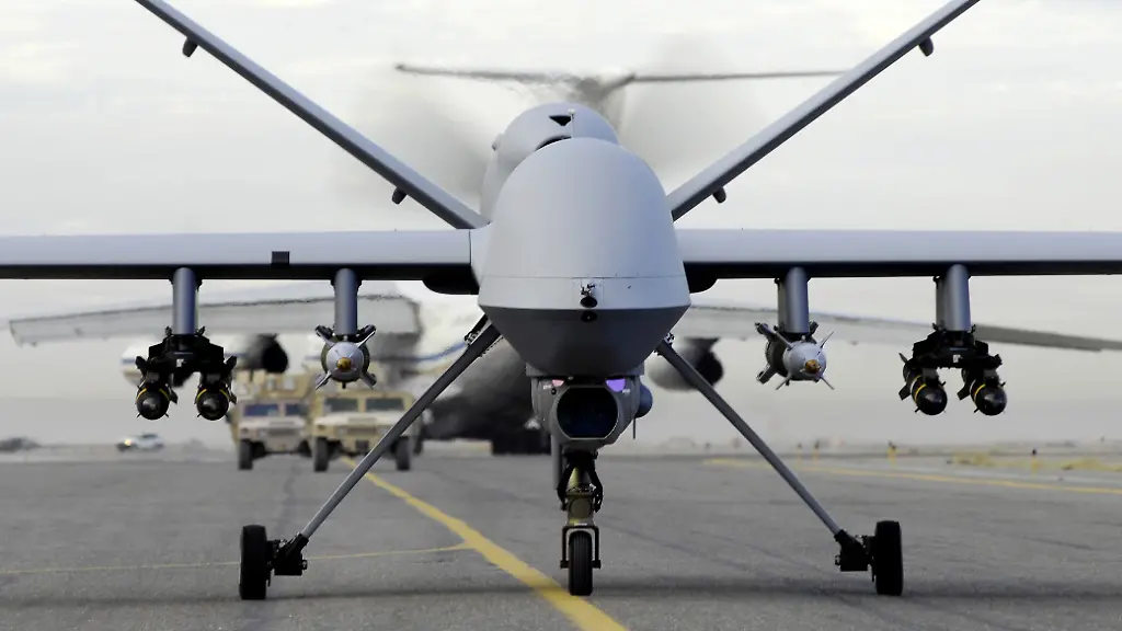 ARCHIV-HANDOUT-Eine-bewaffnete-Drohne-vom-Typ-MQ-9A-Reaper-der-U-S-Air-Force-waehrend-der-Operation-Enduring-Freedom-im-Irak-Sie-heissen-Sensenmann-und-Raubtier-und-werden-von-den-USA-gegen-Terroristen-in-Pakistan-oder-im-Jemen-eingesetzt-Ins-Ausland-werden-die-Kampfdrohnen-bisher-kaum-exportiert-Das-soll-sich-aendern-Foto-Staff-Sgt-Brian-Ferguson-U-S-Air-Force-Achtung-Redaktionen-Nur-zur-redaktionellen-Verwendung-bei-vollstaendiger-Nennung-der-Quelle-Foto-Sgt-Brian-Ferguson-U-S-Air-Force-Zu-dpa-Staff-Sensenmann-als-Exportschlager-USA-wollen-mehr-Drohnen-verkaufen-vom-18-02