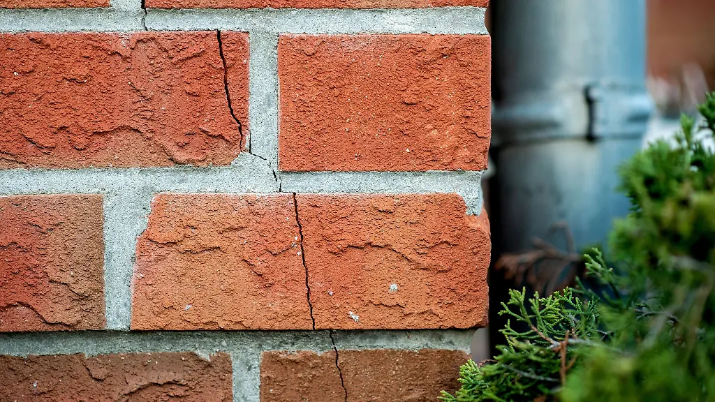 Fruehjahrs-Check-fuers-Haus-Risse-Feuchtigkeit-Dach-Daemmung-im-Blick-behalten