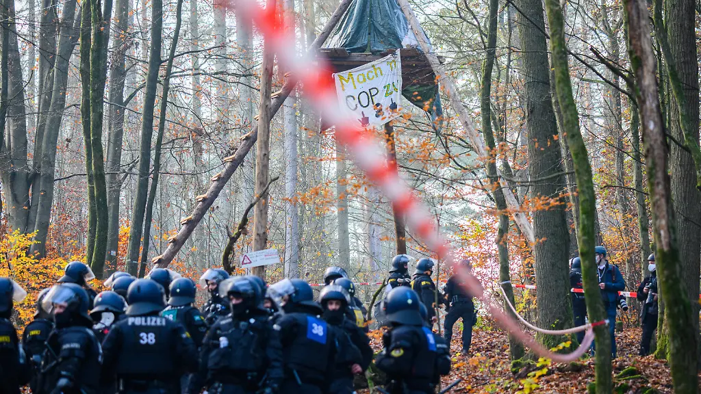 Die-Polizei-geht-bei-der-bevorstehenden-Raeumung-des-Dannenroeder-Forstes-von-massiver-Gegenwehr-aus