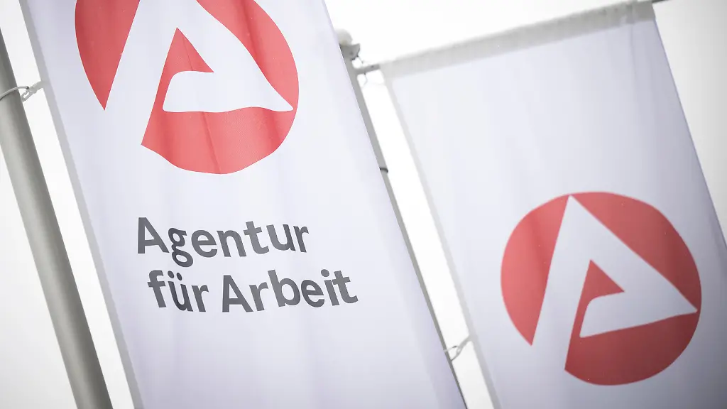 Eine-Fahne-mit-dem-Logo-der-Agentur-fuer-Arbeit-weht-im-Wind