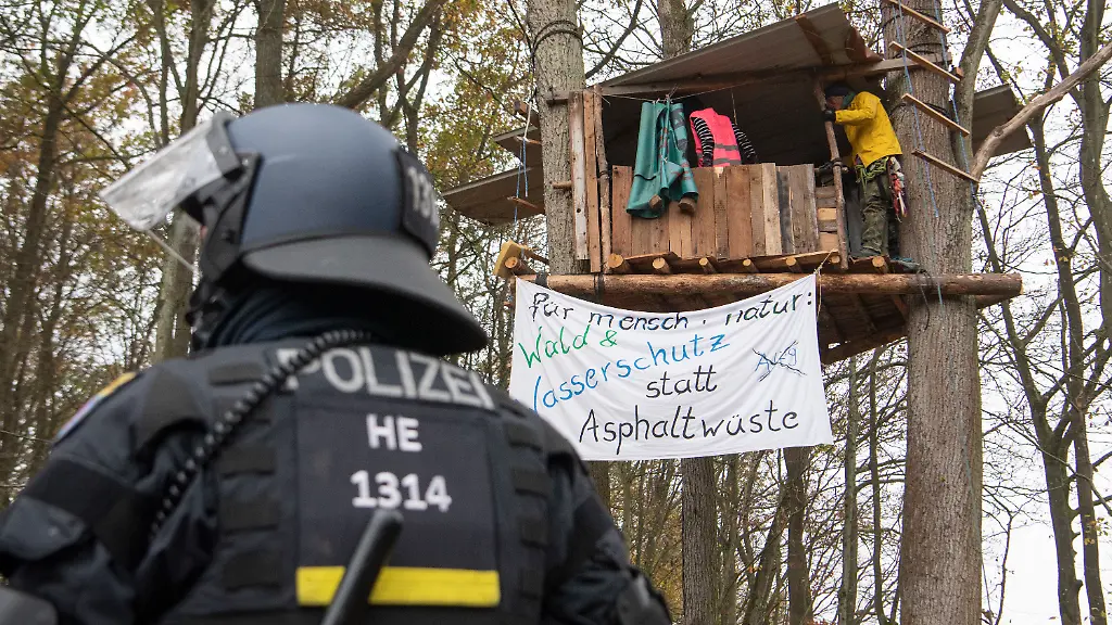 Teile-des-Waldstuecks-werden-seit-ueber-einem-Jahr-von-Umwelt-und-Klimaschuetzern-besetzt