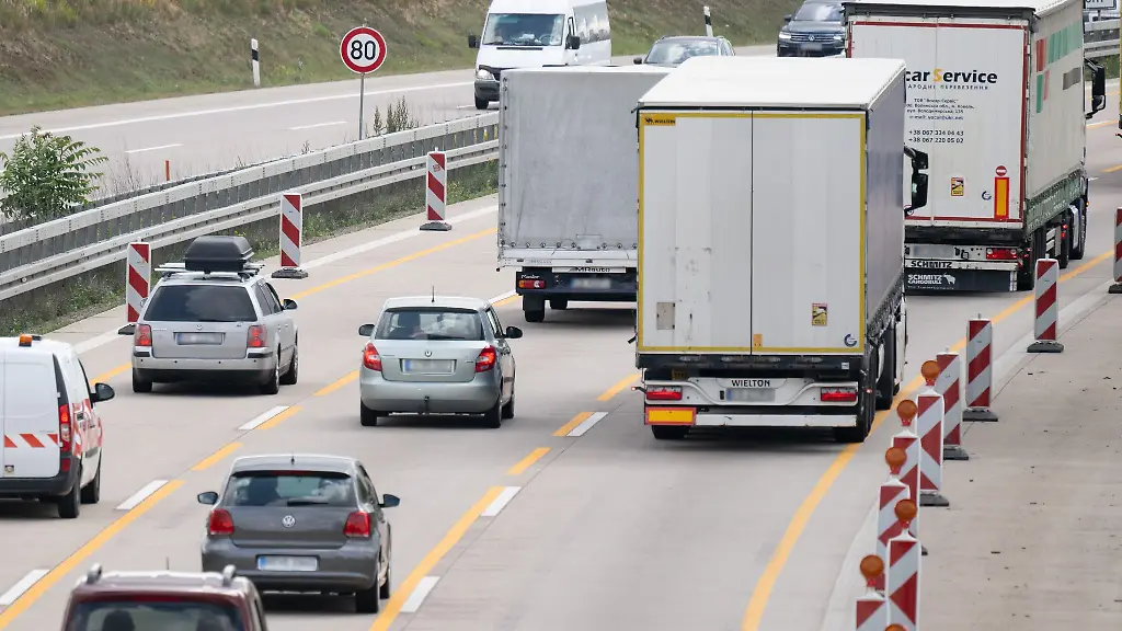 Baustelle-auf-der-Autobahn-Dann-heisst-es-Tempo-runter-und-noch-mehr-Abstand-halten