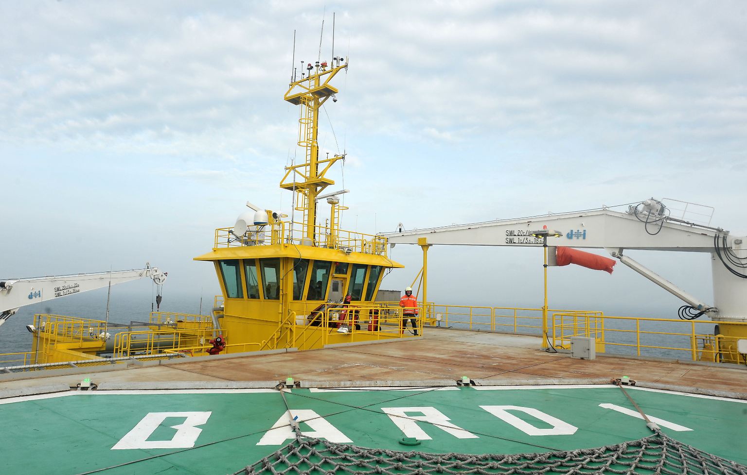 Niedersachsens Ministerpräsident David McAllister und EU-Kommissar Günther Oettinger haben den roten Knopf gedrückt - und weitere Anlagen des ersten kommerziellen Offshore-Windparks Deutschlands in Betrieb genommen.