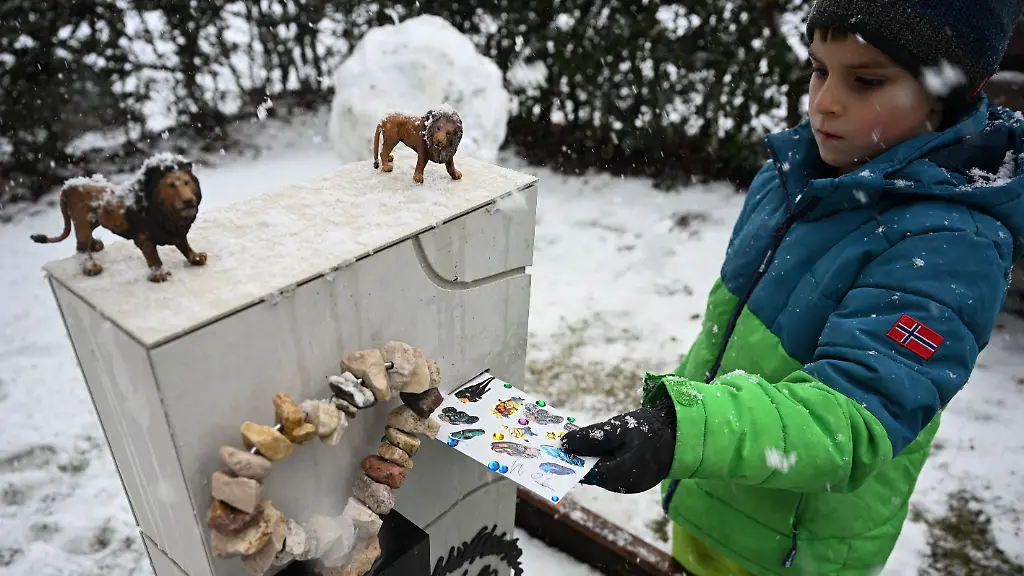 Tom-wirft-einen-Brief-fuer-seinen-Vater-in-den-Briefschlitz-an-seinem-Grabstein-Der-Familienvater-starb-2023-an-Krebs-Auf-seinem-Grab-steht-ein-Grabstein-mit-Briefschlitz-in-den-die-Familie-Briefe-einwerfen-kann