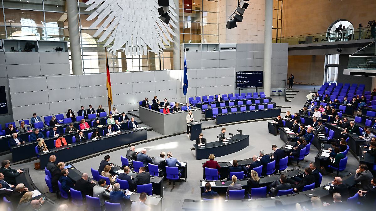 Bundestag beschlie&szlig;t umstrittene Asylrechtsreform