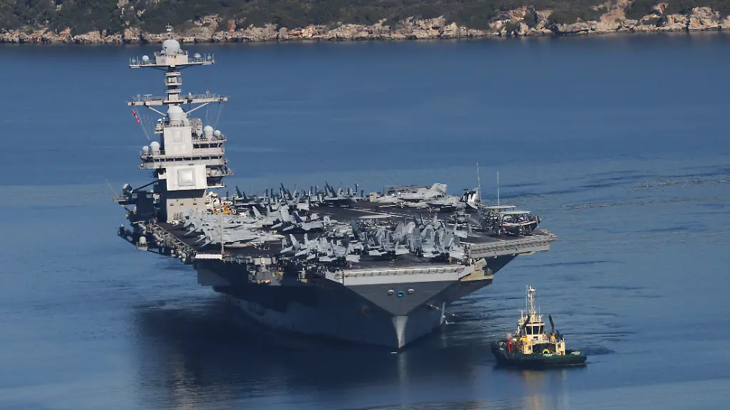 Der-groesste-Flugzeugtraeger-der-US-Marine-der-USS-Gerald-R-Ford-verlaesst-den-Marinestuetzpunkt-Souda-in-der-Naehe-von-Chania-auf-der-Insel-Kreta-Nach-Angaben-aus-Militaerkreisen-diente-der-Aufenthalt-auf-dem-dortigen-grossen-Marine-und-Luftwaffenstuetzpunkt-der-Versorgung-des-Schiffs