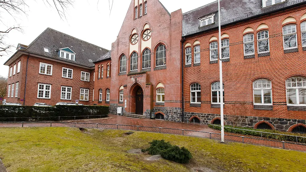 Vor-dem-Amtsgericht-Neumuenster-stand-ein-Tierarzt-vor-Gericht