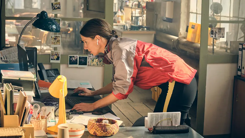 ARD-SWR-TATORT-SASHIMI-SPEZIAL-Fernsehfilm-Deutschland-2026-am-Sonntag-01-03-26-um-20-15-Uhr-im-ERSTEN-In-einem-ruhigen-Augenblick-versucht-Johanna-Lisa-Bitter-in-der-Velopunks-Zentrale-Daten-abzugreifen-SWR-Benoit-Linder-honorarfrei-Verwendung-gemaess-der-AGB-im-engen-inhaltlichen-redaktionellen-Zusammenhang-mit-genannter-SWR-Sendung-und-bei-Nennung-Bild-SWR-Benoit-Linder-S2-SWR-Presse-Bildkommunikation-Baden-Baden-Tel-07221-929-22202-foto-swr