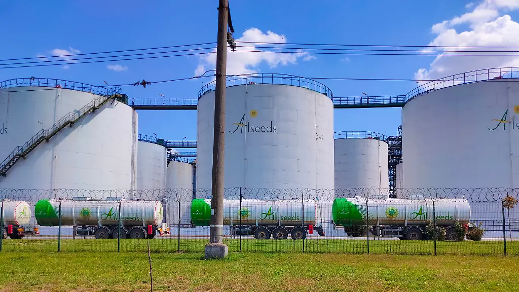 Oil-storage-tank-In-industrial-areas-Crude-oil-storage-plant-For-export-Palm-oil-factories-The-atmosphere-at-sunset-Within-the-industrial-plant-Odessa-Ukraine-South-July-21-2021-Oil-storage-tank-Allseeds-Black-Sea-In-industrial-areas-Crude-oil-storage-plant-For-export-Palm-oil-factories-in-Ukraine-Odessa-Ukraine-South-July-21-2021-Oil-storage-tank-Allseeds-Black-Sea-In-industrial-areas-Crude-oil-storage-plant-For-export-Palm-oil-factories-in-Ukraine-02-05-2023-Copyright-xmarina13x-Panthermedia34558801