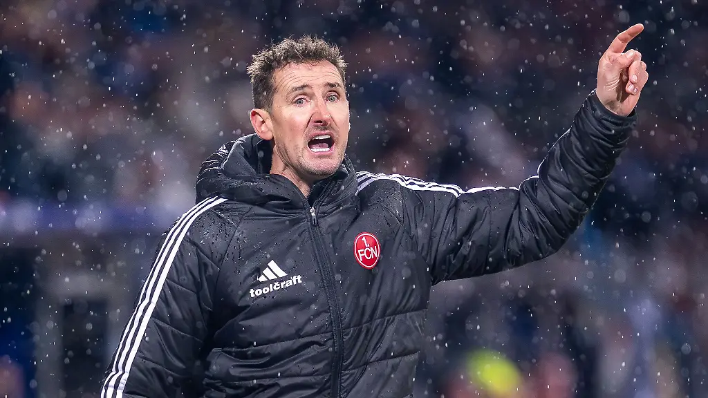 Miroslav-Klose-in-Aktion-am-Spielfeldrand