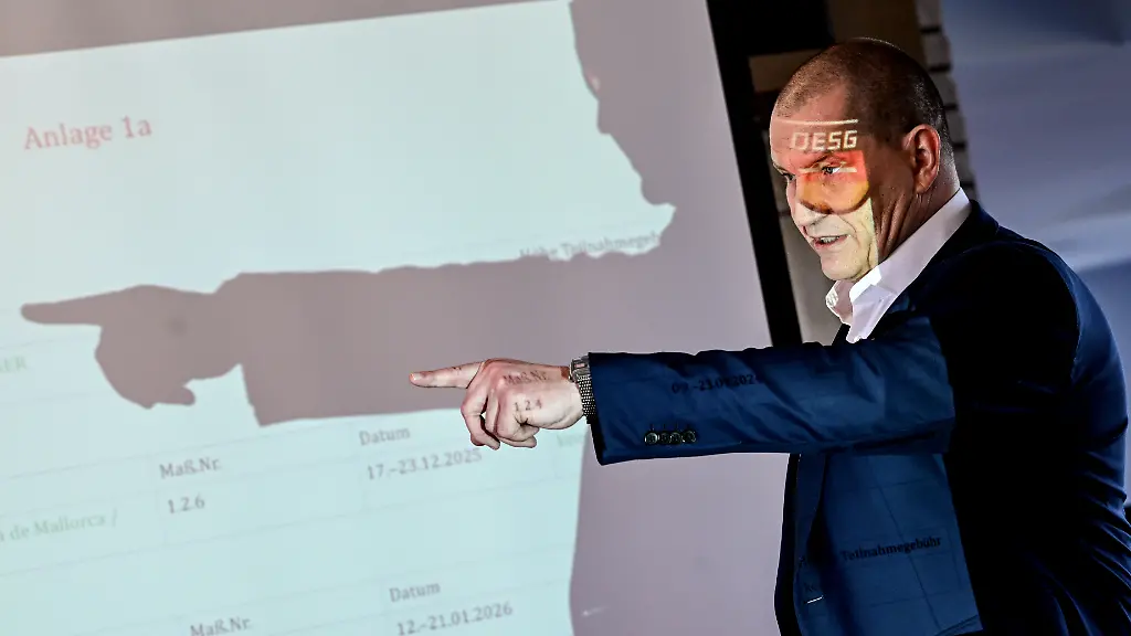 DESG-Praesident-Matthias-Grosse-spricht-bei-einer-Pressekonferenz-der-Deutschen-Eisschnelllauf-und-Shorttrack-Gemeinschaft-DESG-zu-Medienberichten-um-Unregelmaessigkeiten-im-Verband