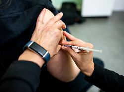 Für Menschen ab 50 Jahren: EU-Arzneimittelbehörde lässt Kombi-Impfung gegen Grippe und Covid zu