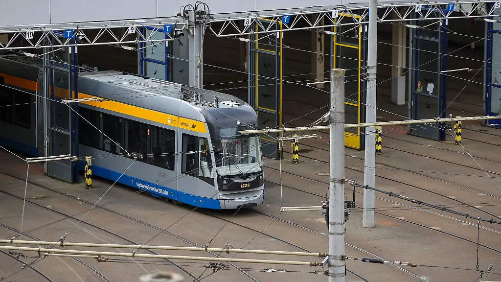 Zahlreiche-streikende-Beschaeftigte-der-Leipziger-Verkehrsbetriebe-haben-am-Freitag-in-Leipzig-fuer-Ausfaelle-im-Nahverkehr-gesorgt