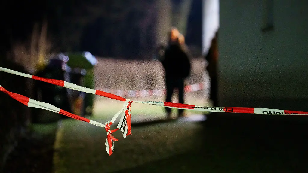 Der-Einsatzort-ist-abgesperrt-Nach-dem-Fund-einer-Leiche-in-Heusenstamm-Landkreis-Offenbach-wird-wegen-des-Verdachts-einer-Straftat-ermittelt-Der-Bereich-wurde-abgesperrt