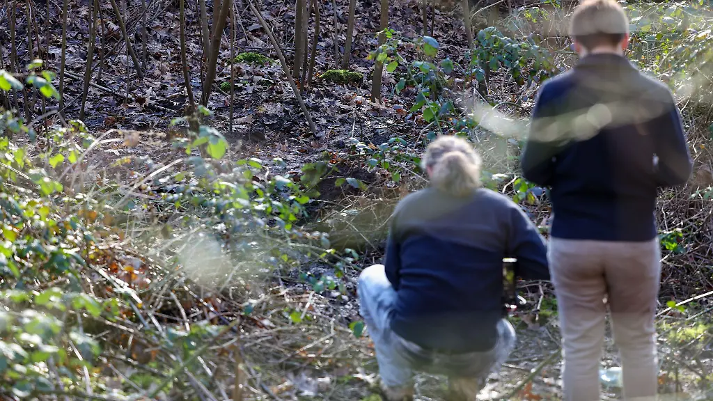 Journalisten-stehen-an-der-Stelle-in-einem-Waldstueck-in-Duisburg-Beeck-wo-am-Dienstag-eine-Frauenleiche-entdeckt-wurde-Jetzt-gab-es-in-dem-Fall-eine-Festnahme