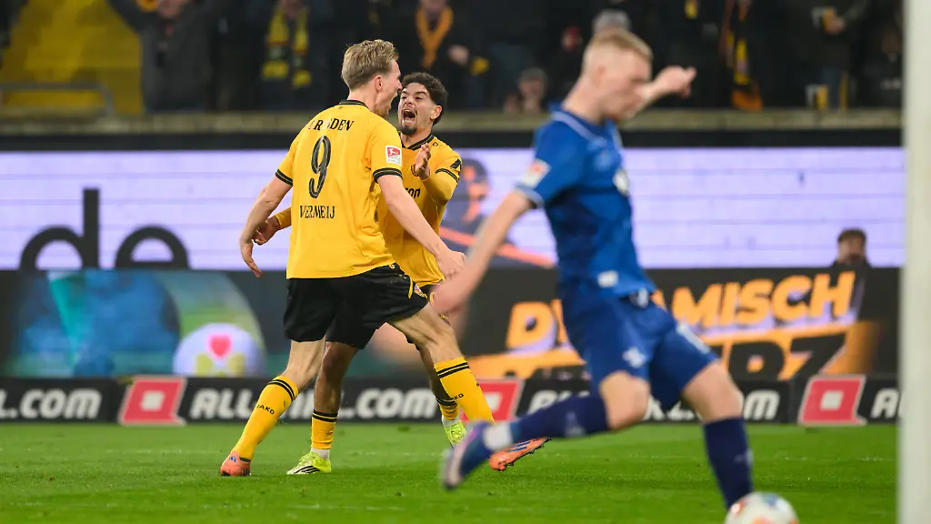 Fussball-2-Bundesliga-SG-Dynamo-Dresden-SV-Darmstadt-98-24-Spieltag-Rudolf-Harbig-Stadion-Vincent-Vermeij-Dynamo-Dresden-l-jubelt-nach-seinem-Tor-zum-1-0-mit-Ben-Bobzien-Dynamo-Dresden