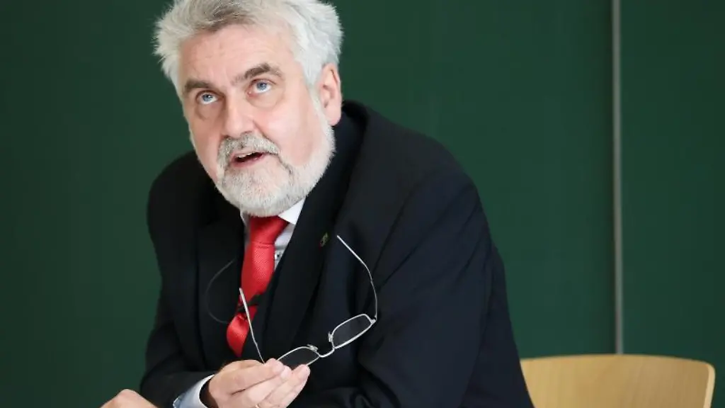 Armin-Willingmann-SPD-haelt-seine-Brille-in-der-Hand