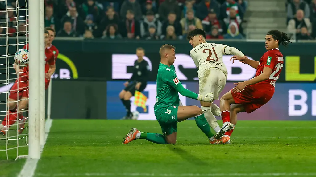 Rodrigo-Ribeiro-21-FC-Augsburg-trifft-das-Tor-zum-1-0-Marvin-Schwaebe-1-1-FC-Koeln-Jahmai-Simpson-Pusey-22-1-FC-Koeln-FC-Augsburg-vs-1-FC-Koeln-Fussball-1-Bundesliga-24-Spieltag-27-02