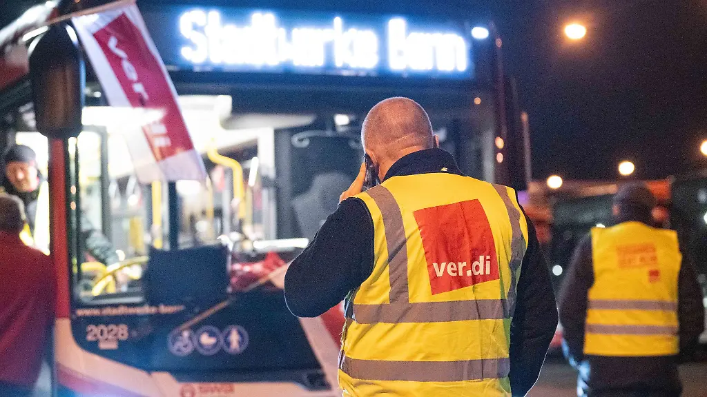 Warnstreikende-an-einem-Bonner-Busdepot