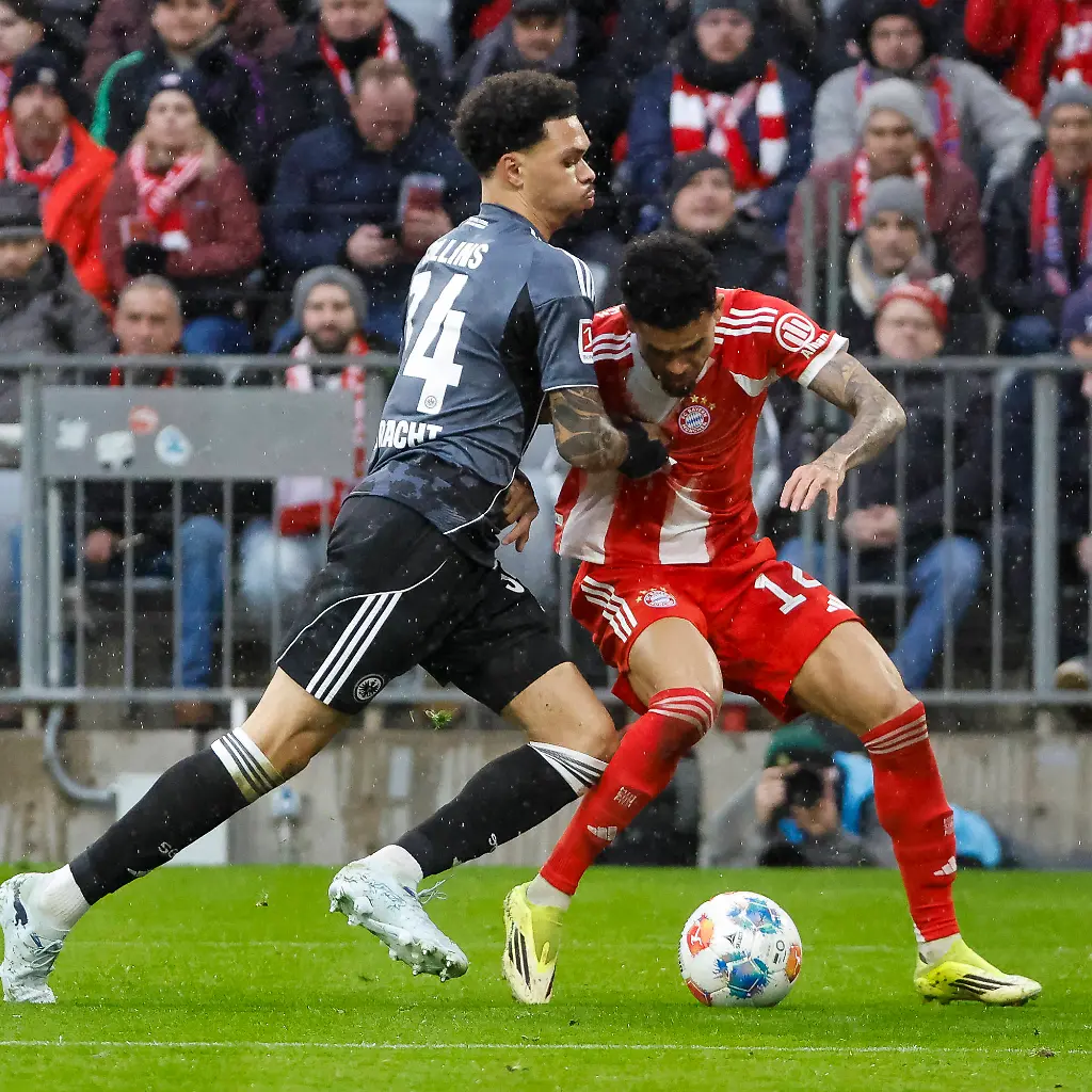 Nnamdi-Collins-Eintracht-Frankfurt-34-und-Luis-Diaz-Luis-Diaz-FC-Bayern-Muenchen-14-im-Zweikampf-Deutschland-Fussball-1-Bundesliga-23-Spieltag-2025-2026-FC-Bayern-Muenchen-vs-Eintracht-Frankfurt-21-02