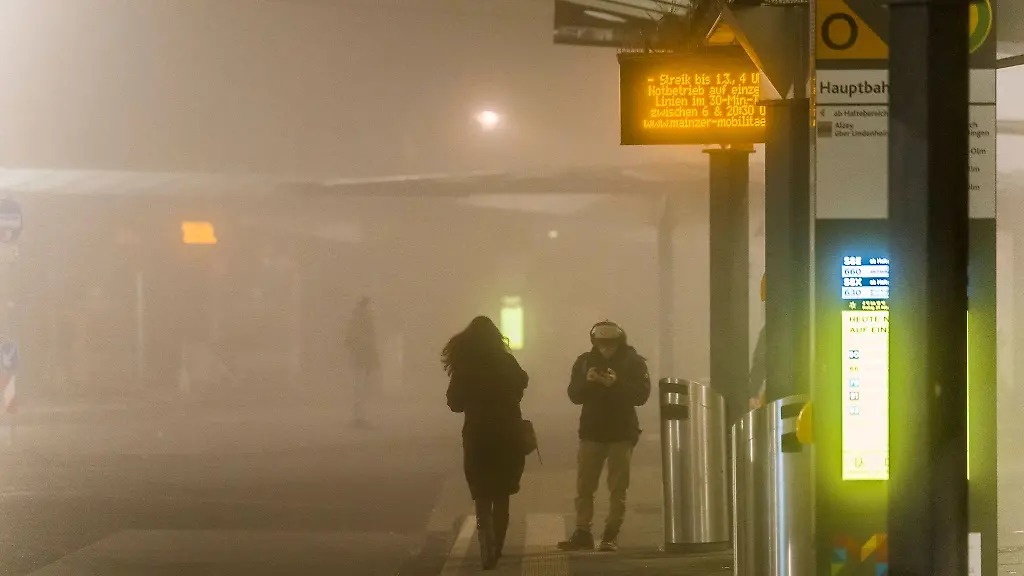 Auch-am-Samstag-ist-das-Warten-auf-Bus-und-Tram-in-zahlreichen-Orten-vergeblich