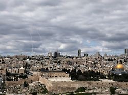 Menschen in Schutzbunkern: Iran startet Raketenangriff auf Israel - Luftalarm ausgelöst