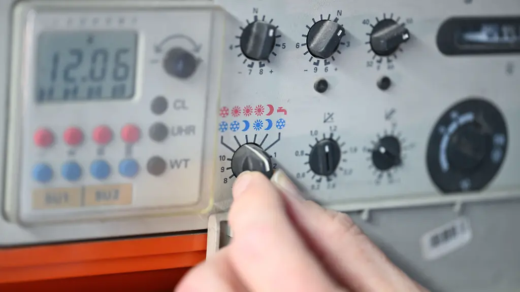 Eine-Steuerungsanlage-einer-Gasheizung-in-einem-Mehrfamilienhaus-Das-Bundesverfassungsgericht-verhandelt-zum-Heizungsgesetz-Im-Sommer-2023-hatte-das-Bundesverfassungsgericht-eine-Verabschiedung-des-umstrittenen-Heizungsgesetzes-im-Bundestag-kurz-vor-der-Sommerpause-ausgebremst