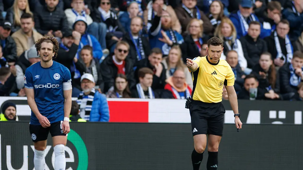 Fussball-2-Bundesliga-Arminia-Bielefeld-Hannover-96-24-Spieltag-Schueco-Arena-Mael-Corboz-Arminia-Bielefeld-hadert-mit-der-Entscheidung-von-Schiedsrichter-Eric-Weisbach-zum-Elfmeter