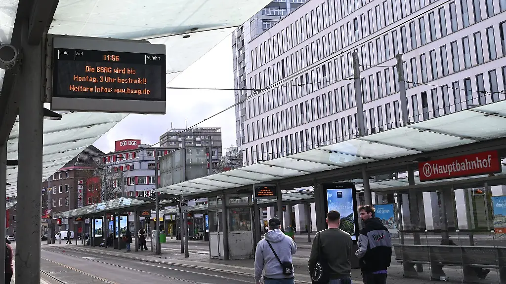 Keine-Busse-und-Strassenbahnen-vor-dem-Bundesliga-Spiel-in-Bremen