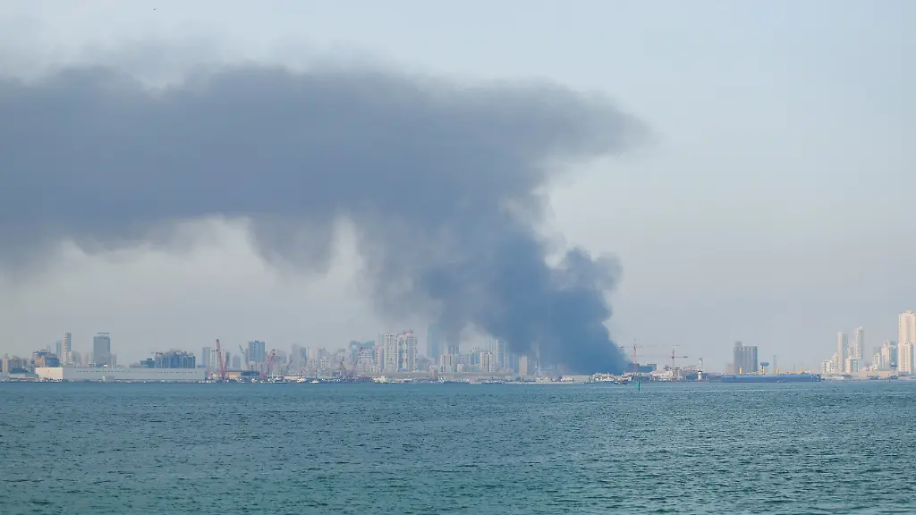 Smoke-rises-in-the-sky-after-reported-Iranian-missile-attacks-following-strikes-by-the-United-States-and-Israel-against-Iran-in-Manama-Bahrain-February-28-2026