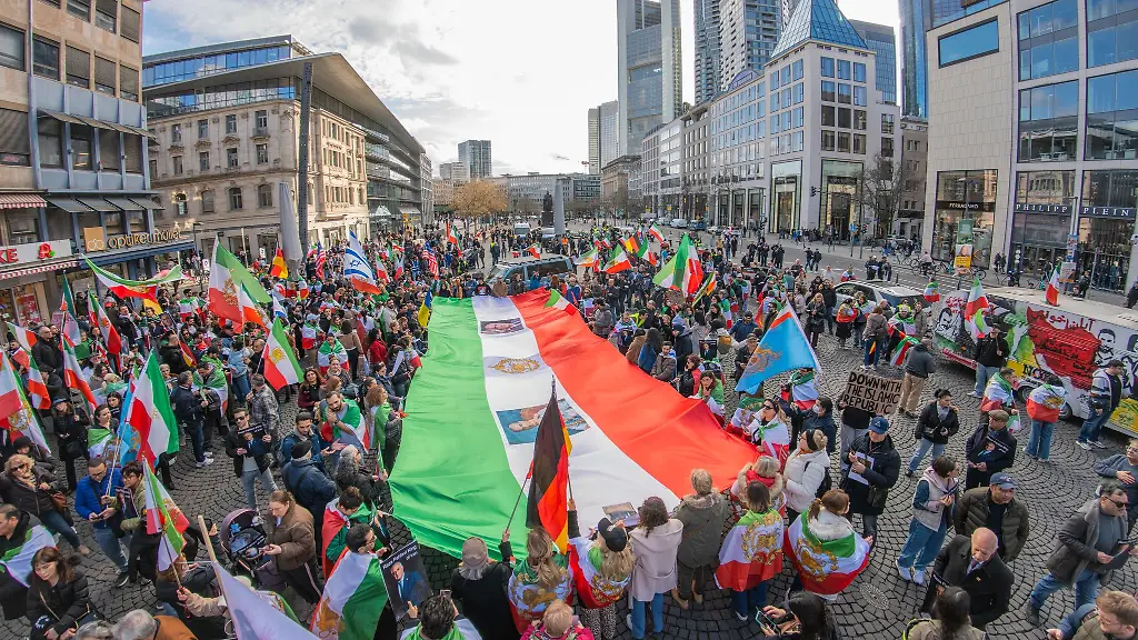 Mehr-als-1-000-Menschen-beteiligten-sich-an-einer-Kundgebung-und-Demonstration-in-Frankfurt