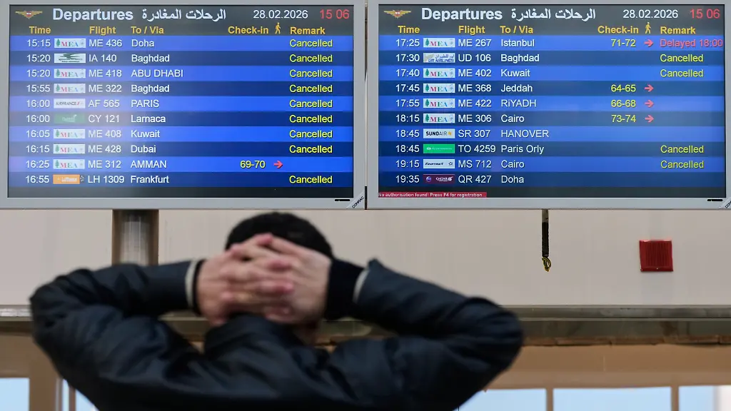 Ein-Reisender-prueft-die-Abflugzeiten-am-internationalen-Flughafen-Beirut-Rafik-Hariri-da-viele-Fluggesellschaften-nach-den-amerikanisch-israelischen-Angriffen-auf-den-Iran-ihre-Fluege-gestrichen-haben