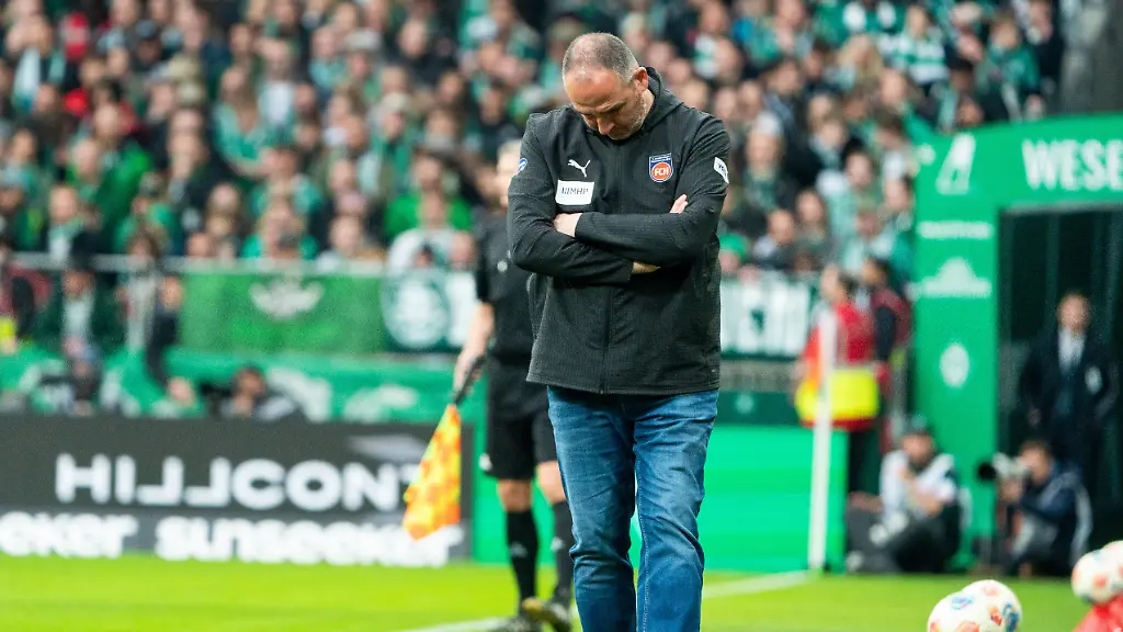 Frank-Schmidt-FC-Heidenheim-Trainer-coach-enttauescht-Enttaeuschung-GER-SV-Werder-Bremen-vs-FC-Heidenheim-Fussball-Bundesliga-Bundesliga-Spieltag-24-Saison-2025-2026-28-02
