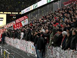 Konflikt mit der Polizei: Bayern-Fans schweigen eine Halbzeit lang in Dortmund